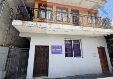 Casa con dos Departamentos en Venta, en Barrio Miguel Ortiz. 